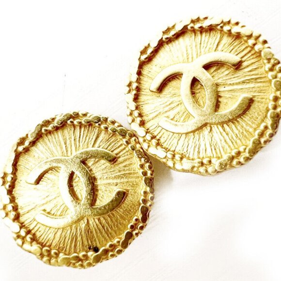 CHANEL CC Logos Round Clip-On Earrings Gold Tone 95P Auth w/Box D-e1096 - Picture 3 of 7